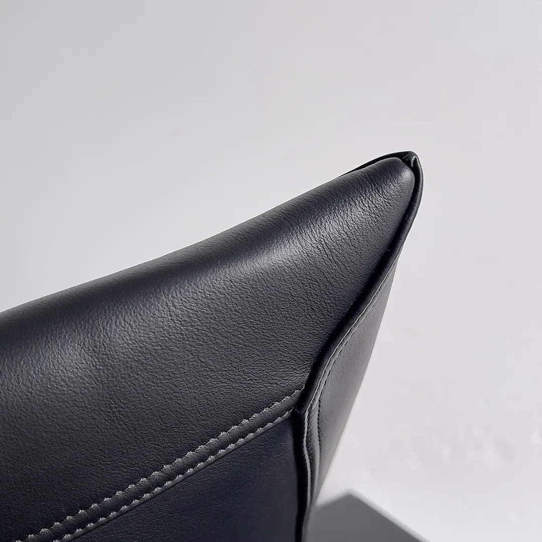 Batch 2080 Bottega Veneta, the flagship product of the 2024 autumn and winter, is making a splash from the catwalk to the streets. It not only brings a strong retro atmosphere, but also can easily interpret different styles through a variety of matching methods. Whether it is a smart and elegant workplace look or casual and comfortable daily wear, fully imported calfskin is a fashion element you can’t miss! Style number: 803977 Size: 41*20*8cm